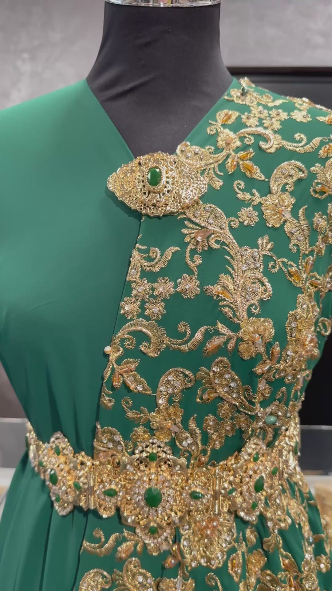Luxe smaragdgroene sari stof, volledig bewerkt met glinsterende stenen en kralen. Perfect voor takshita, kaftan of feestelijke kleding met een elegante en feestelijke uitstraling.