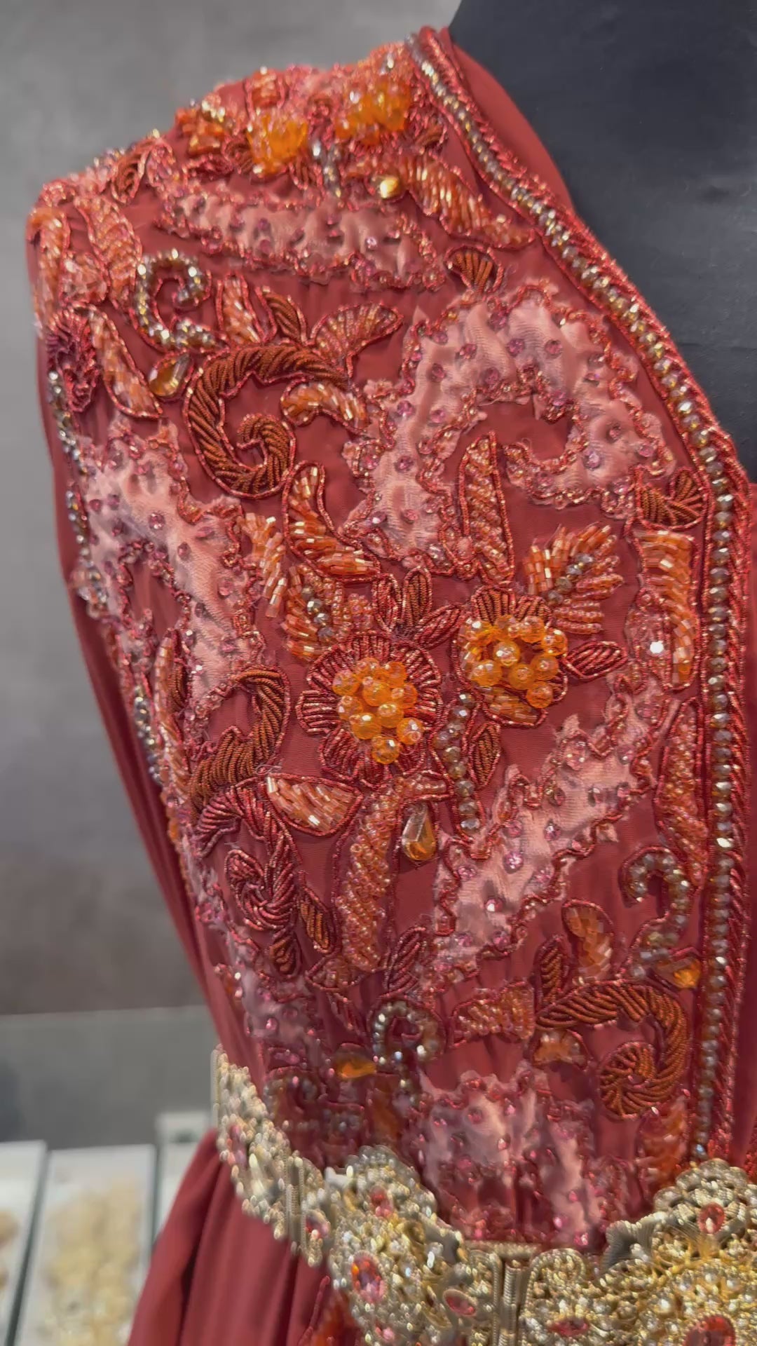 Video van terra crêpe stof voor takshita waarin de valling, structuur en tone-sur-tone afwerking duidelijk zichtbaar zijn.