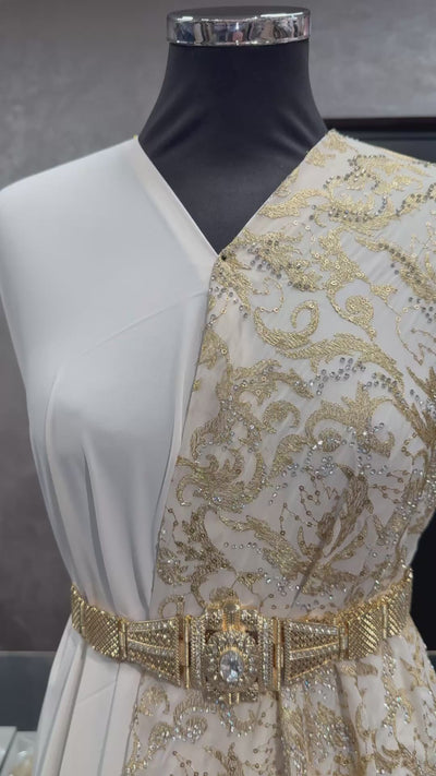 Crème sari stof met gouden borduursel, geschikt voor het maken van traditionele kleding zoals caftan, takshita, dirac of xeftan.