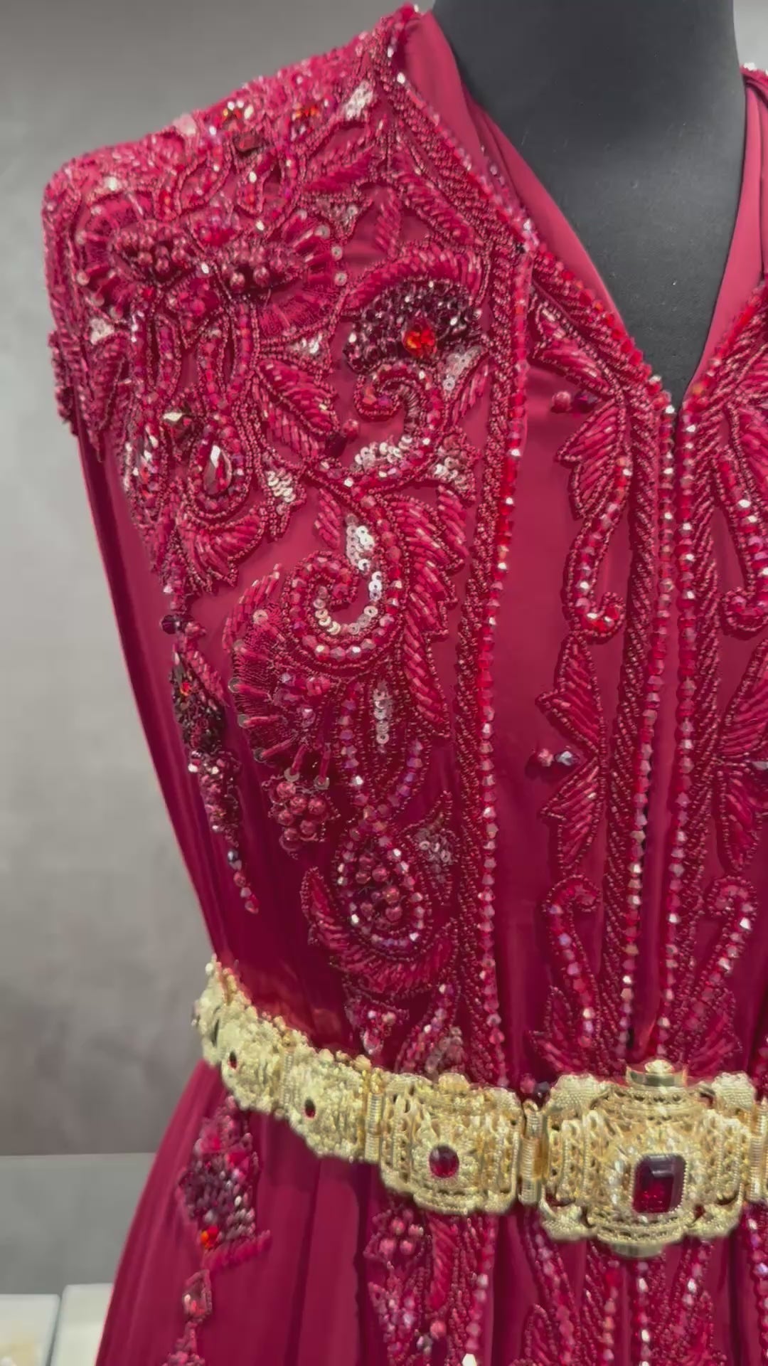 Donkerrode crêpe caftan stof met tone-on-tone kralenborduursels.