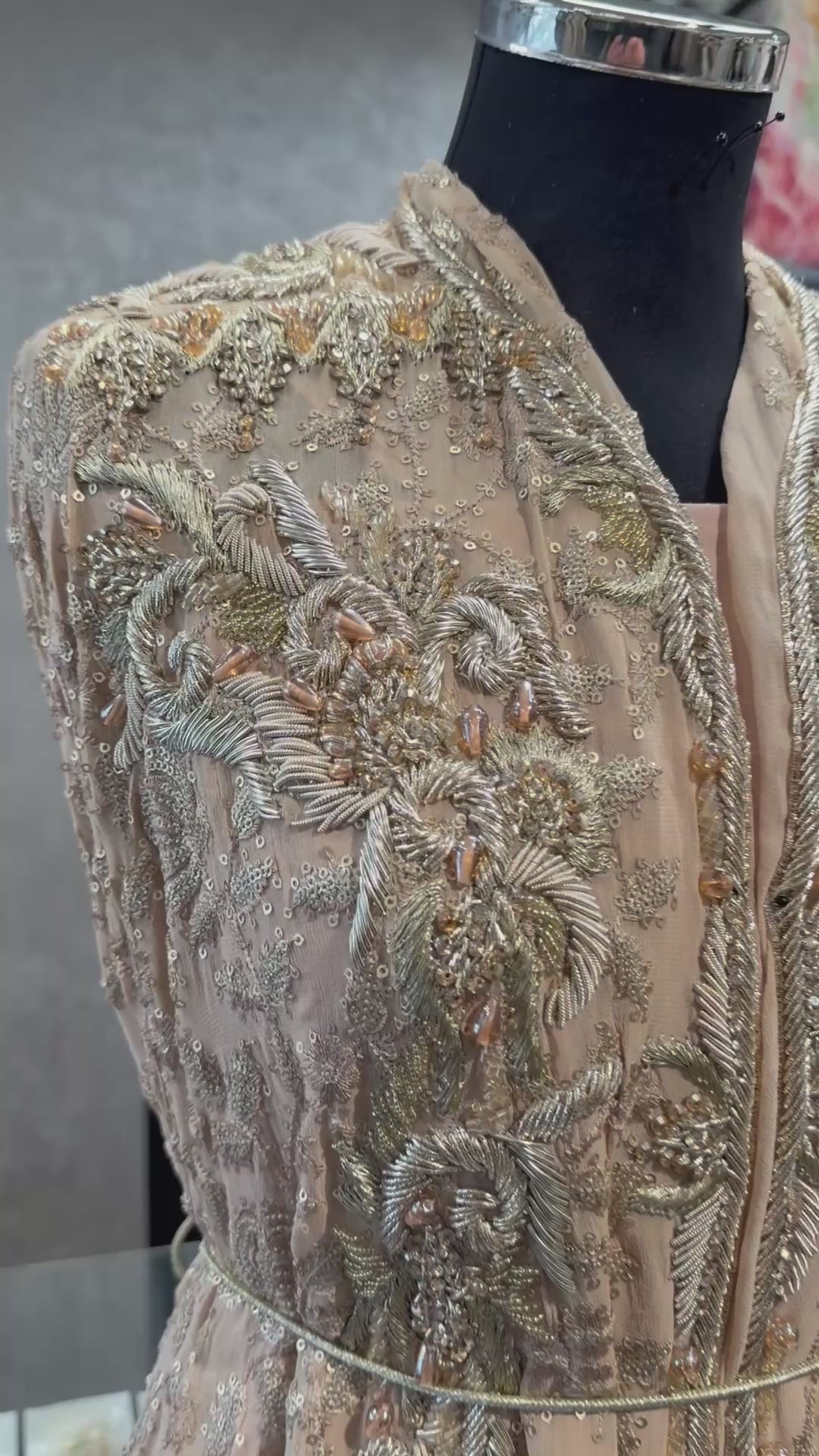 Warm beige takshita stof met goud borduurwerk, steentjes en kralen video