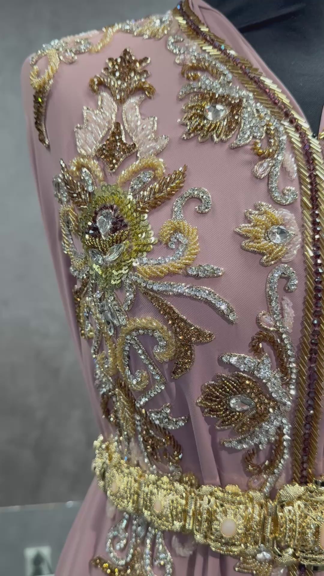 Video van oudroze caftan of takshita stof van crepe kwaliteit, inclusief bijpassende onderstof (crepe €37,50).