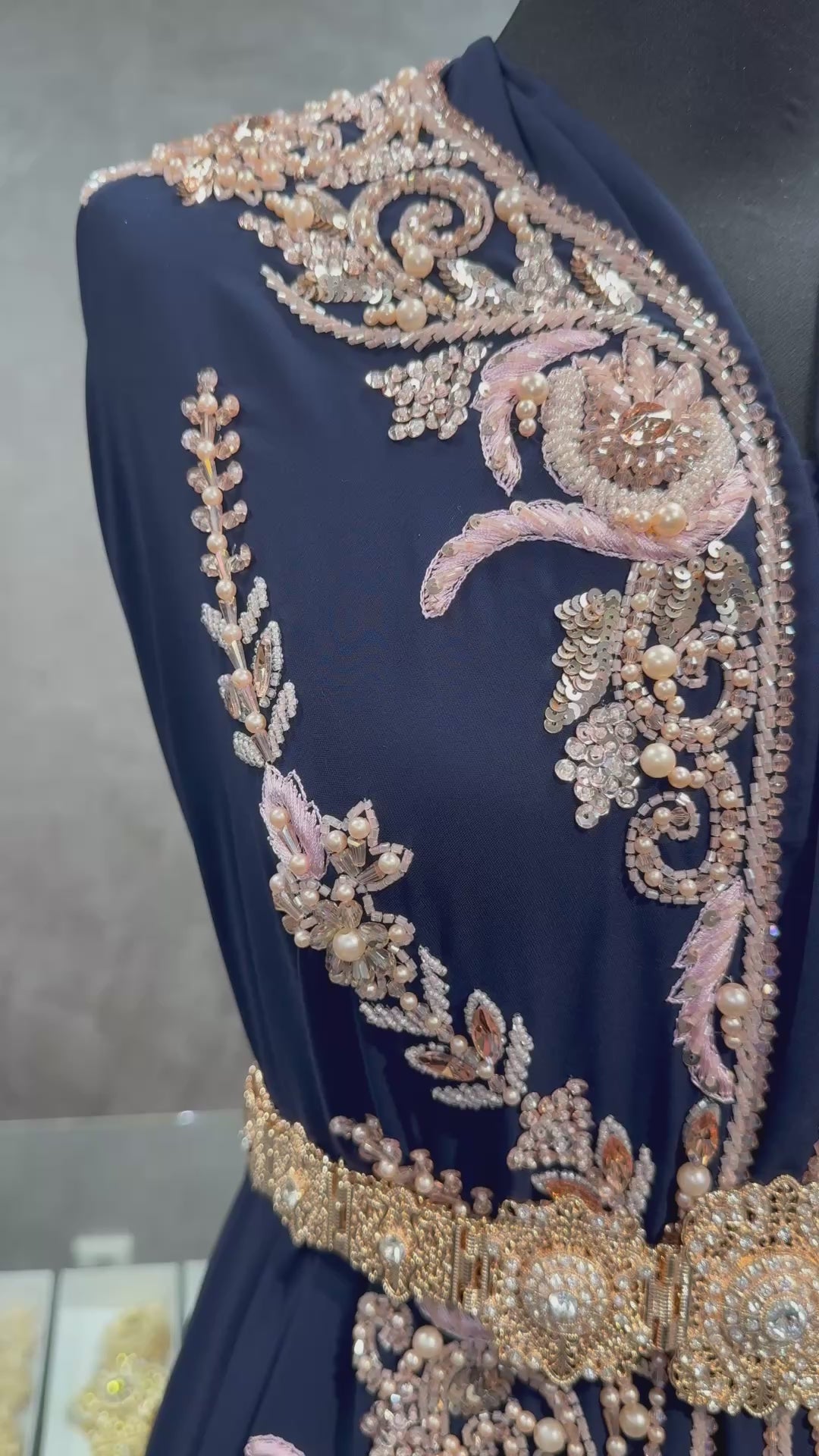 Video van donkerblauwe crêpe stof voor takshita waarin het roze borduurwerk, de kralen, stenen en de valling zichtbaar zijn.