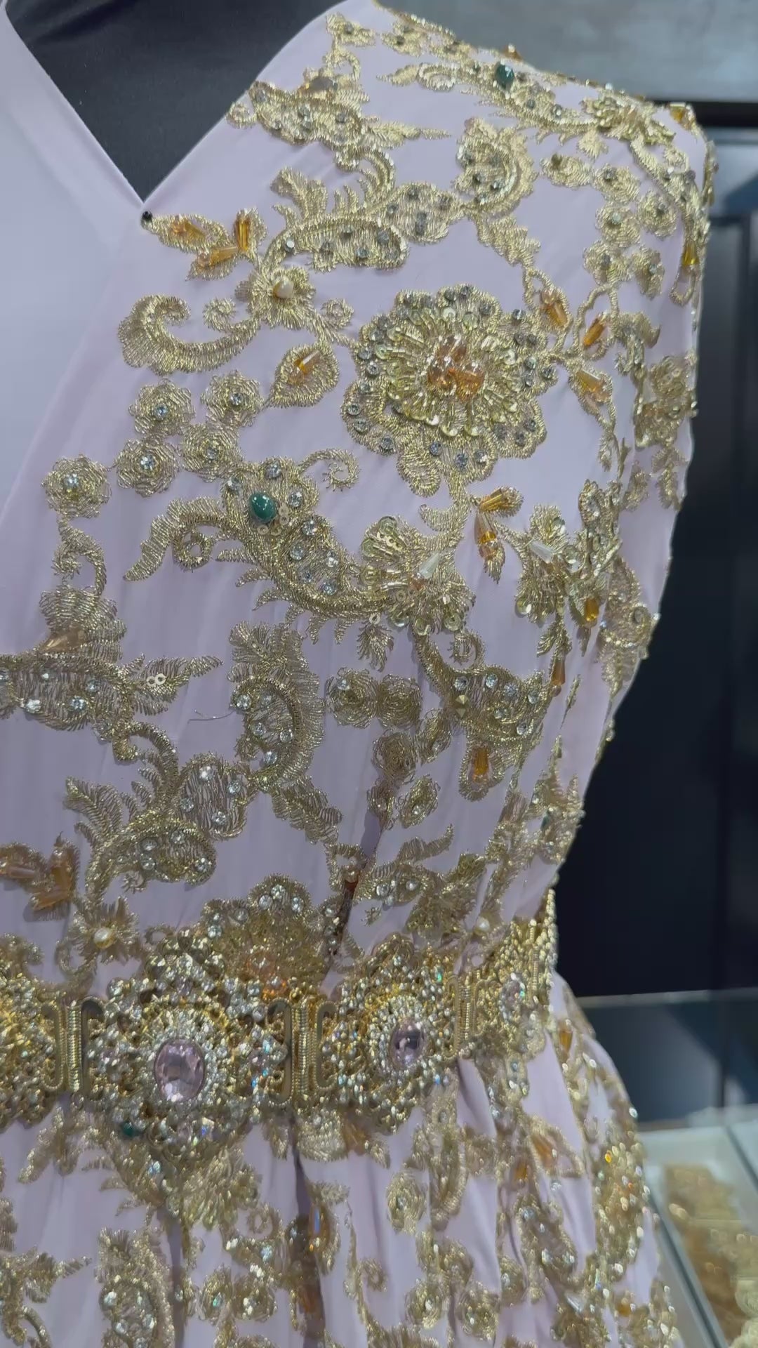 Detailvideo van de lila roze sari stof, met close-up van textuur, kleur en afwerking, ideaal voor takshita, dirac en traditionele kleding.