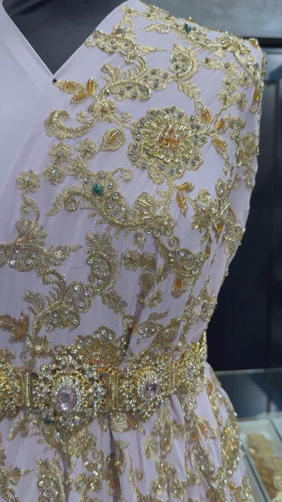 Detailvideo van de lila roze sari stof, met close-up van textuur, kleur en afwerking, ideaal voor takshita, dirac en traditionele kleding.