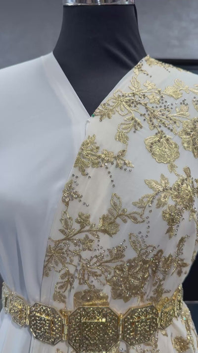 Video van crème sari stof met gouden bewerking en steentjes, waarbij de glans en details goed zichtbaar zijn. Perfect voor kaftan en takshita ontwerpen.