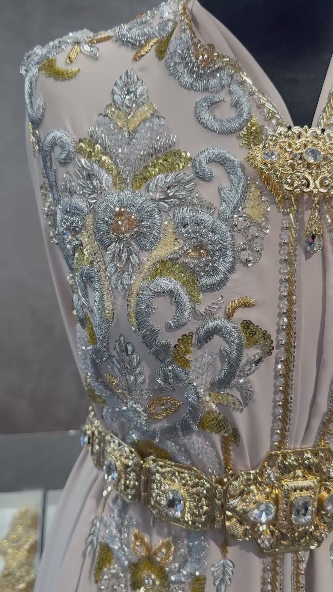 Video van beige crepe stof met verfijnde gouden en zilverkleurige accenten, ideaal voor het maken van een elegante takshita.