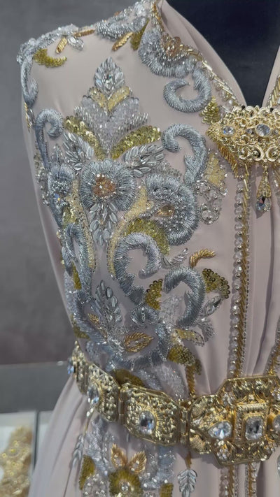 Video van beige crepe stof met verfijnde gouden en zilverkleurige accenten, ideaal voor het maken van een elegante takshita.