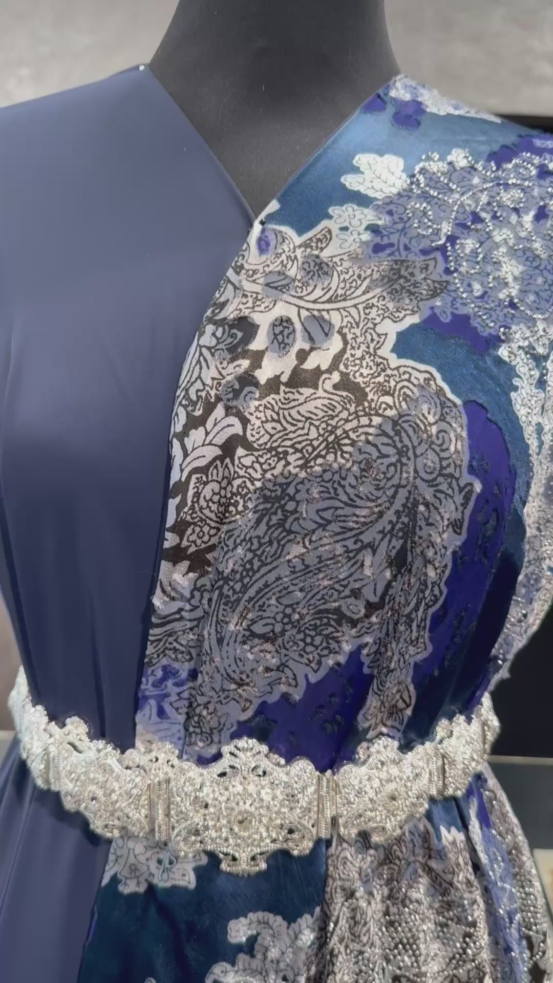 Luxe velvet tlija stof in nachtblauw met indigokleurige accenten en zilverkleurige steentjes voor takshita en caftan.