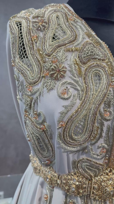 Beige crêpe takshita stof met goud borduurwerk, guipure, kralen en steentjes video