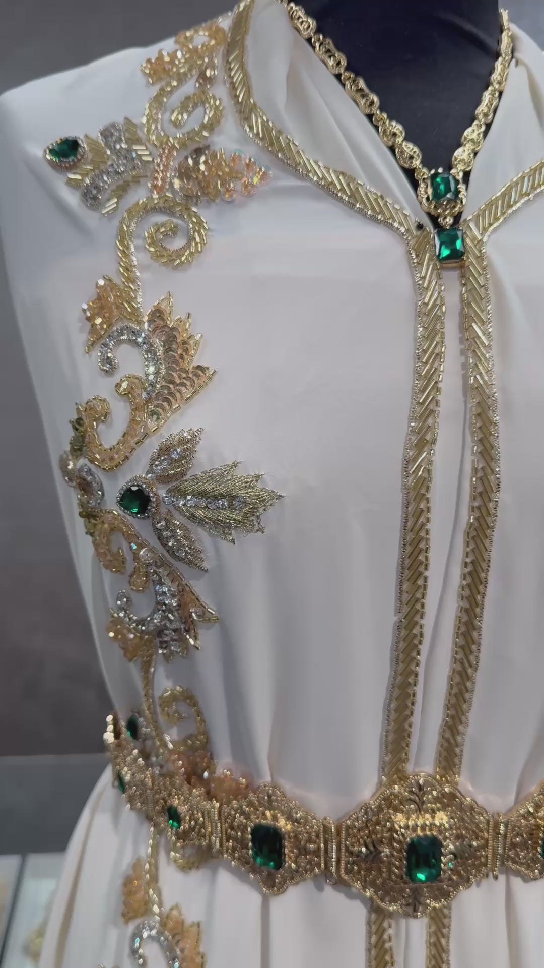 Video van crème caftan of takshita stof met gouden bewerking en donkergroene stenen, geschikt voor henna