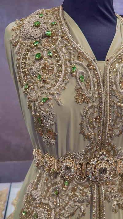 Video van pistache takshita stof van crepe kwaliteit, bewerkt met gouden borduurwerk en fonkelende stenen. De onderstof is pistache crepe.