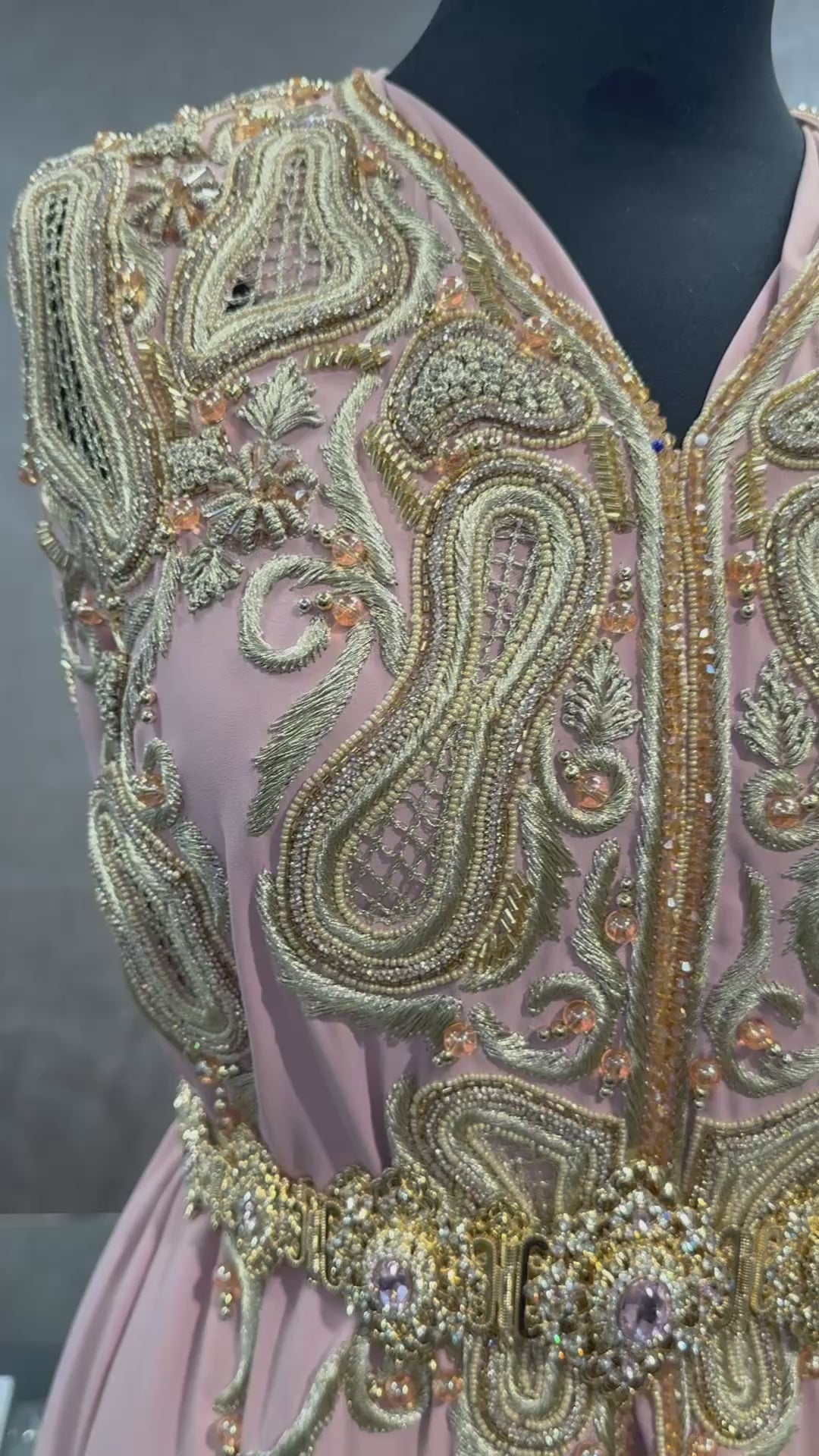 Oudroze crêpe caftan stof met goudkleurig borduurwerk, kraaltjes, steentjes en guipure patches.