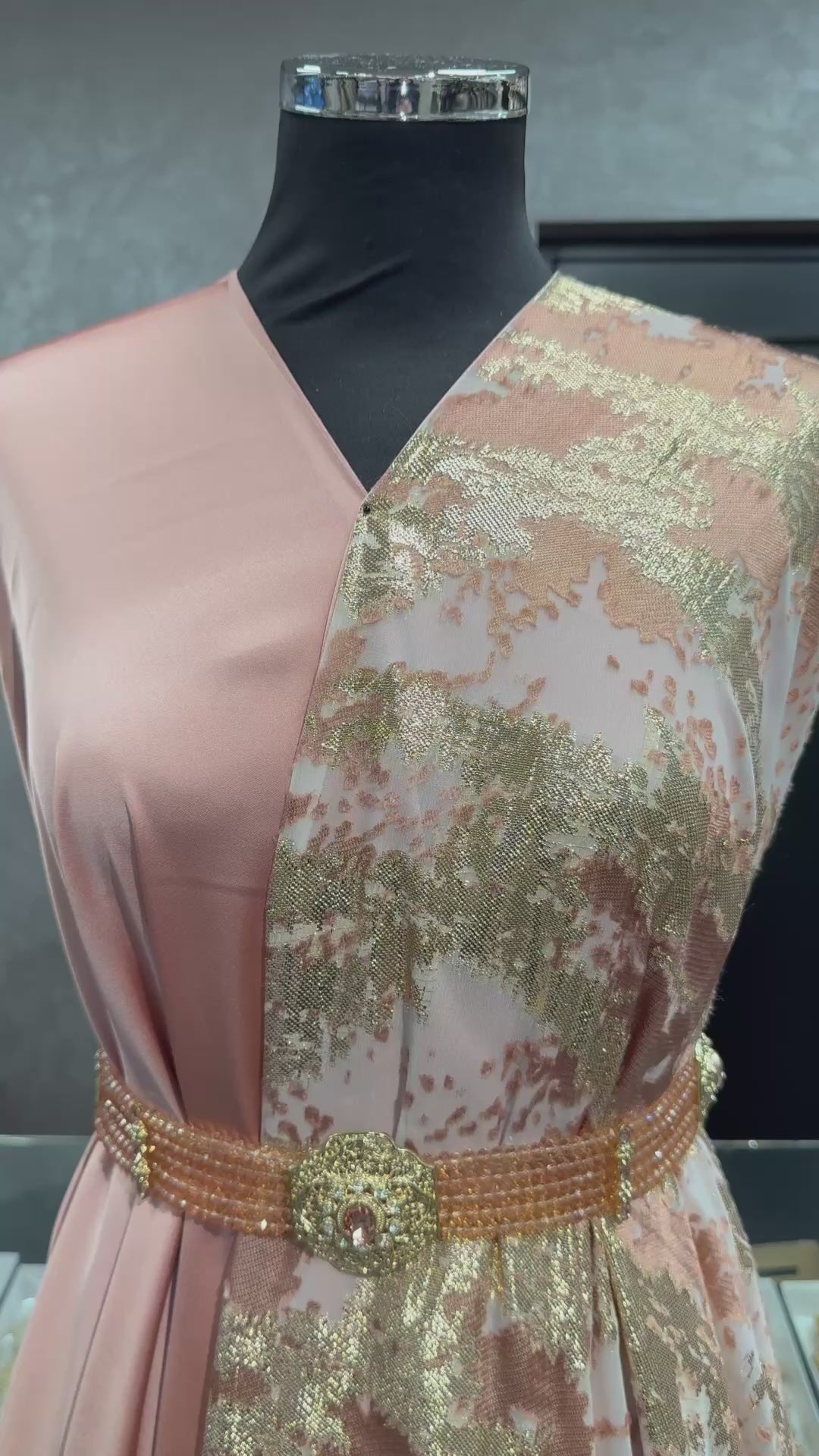 Detailvideo van de oud roze tlija stof met close-up van structuur, kleur en afwerking, geschikt voor traditionele kleding zoals takshita en dirac.