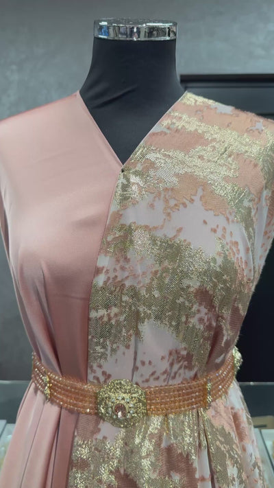 Detailvideo van de oud roze tlija stof met close-up van structuur, kleur en afwerking, geschikt voor traditionele kleding zoals takshita en dirac.