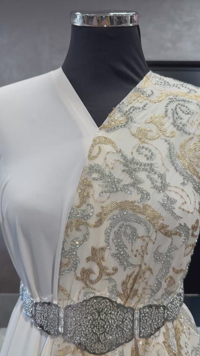 Video van crème sari stof met goud en zilver borduurwerk en steentjes, waarbij de details en glans goed zichtbaar zijn. Ideaal voor Arabische en Marokkaanse stijlen.