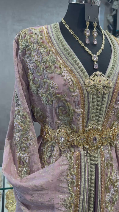 Video van oudroze Marokkaanse takshita met gouden bewerking, sfifa en lila kraaltjes in beweging.