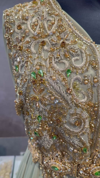 Video van pistache takchita stof van crepe kwaliteit, bewerkt met gouden accenten, glanzende kralen en fonkelende stenen. De onderstof is pistache crepe.