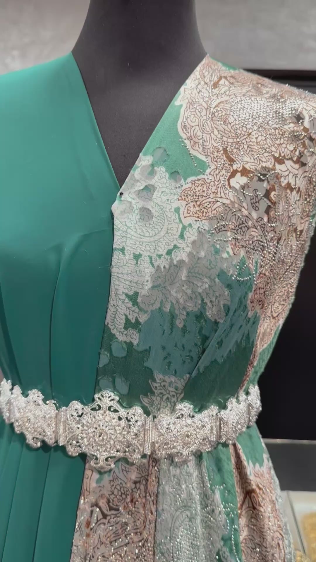 Detailvideo van velvet tlija stof in petrol groen met zilverkleurige steentjes en grijze accenten.