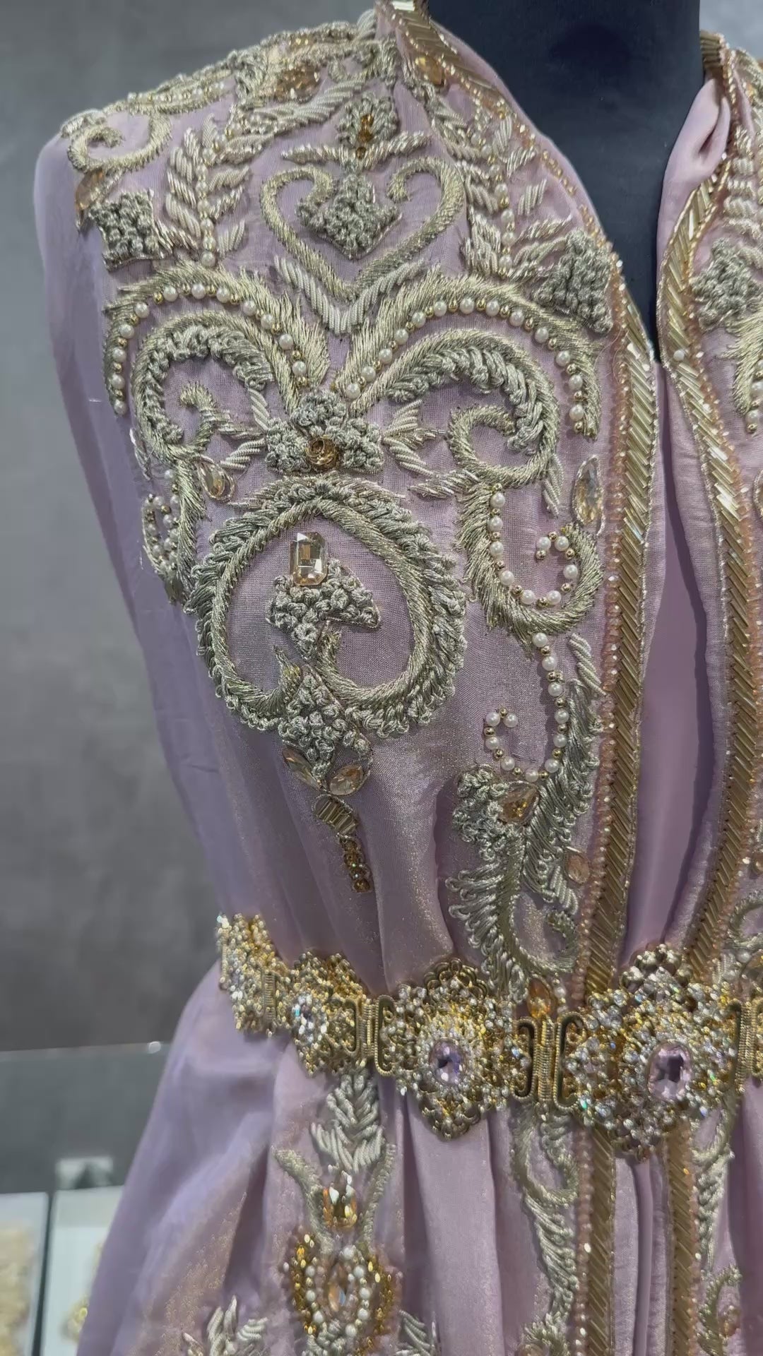 Video van oudroze metallic organza takshita stof met gouden bewerking en subtiele glans in beweging.