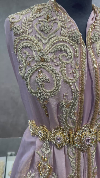 Video van oudroze metallic organza takshita stof met gouden bewerking en subtiele glans in beweging.