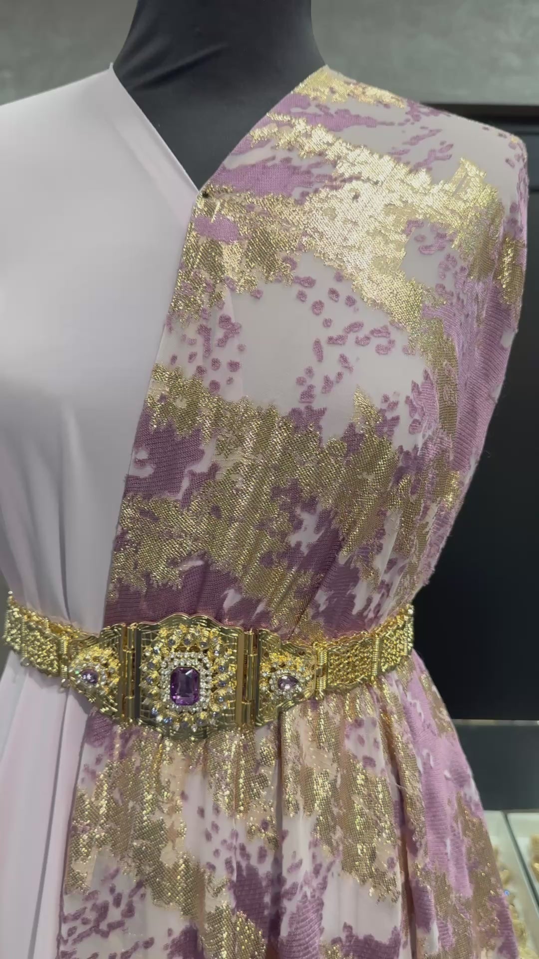 Detailvideo van de lila roze tlija stof, met close-up van textuur, kleur en afwerking, ideaal voor takshita, dirac en traditionele kleding.