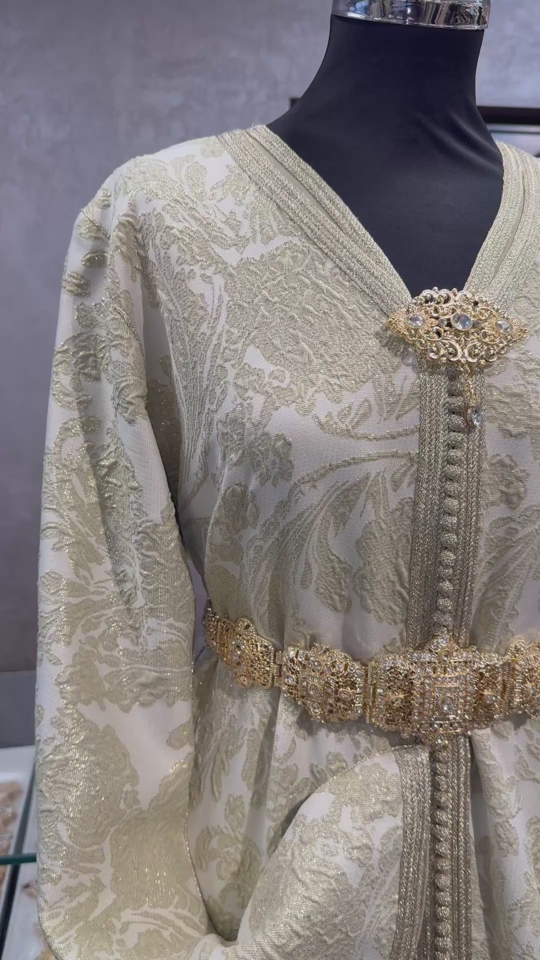 Ready-to-wear pistachekleurige takshita van brocard stof, een volledig genaaide jurk, geschikt voor speciale gelegenheden en traditionele Marokkaanse feesten.