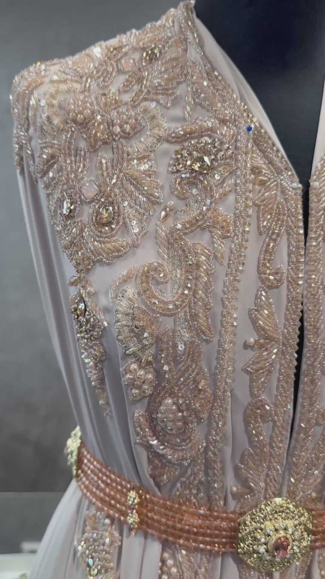 Beige crêpe caftan stof met tone-on-tone kralenborduursels.