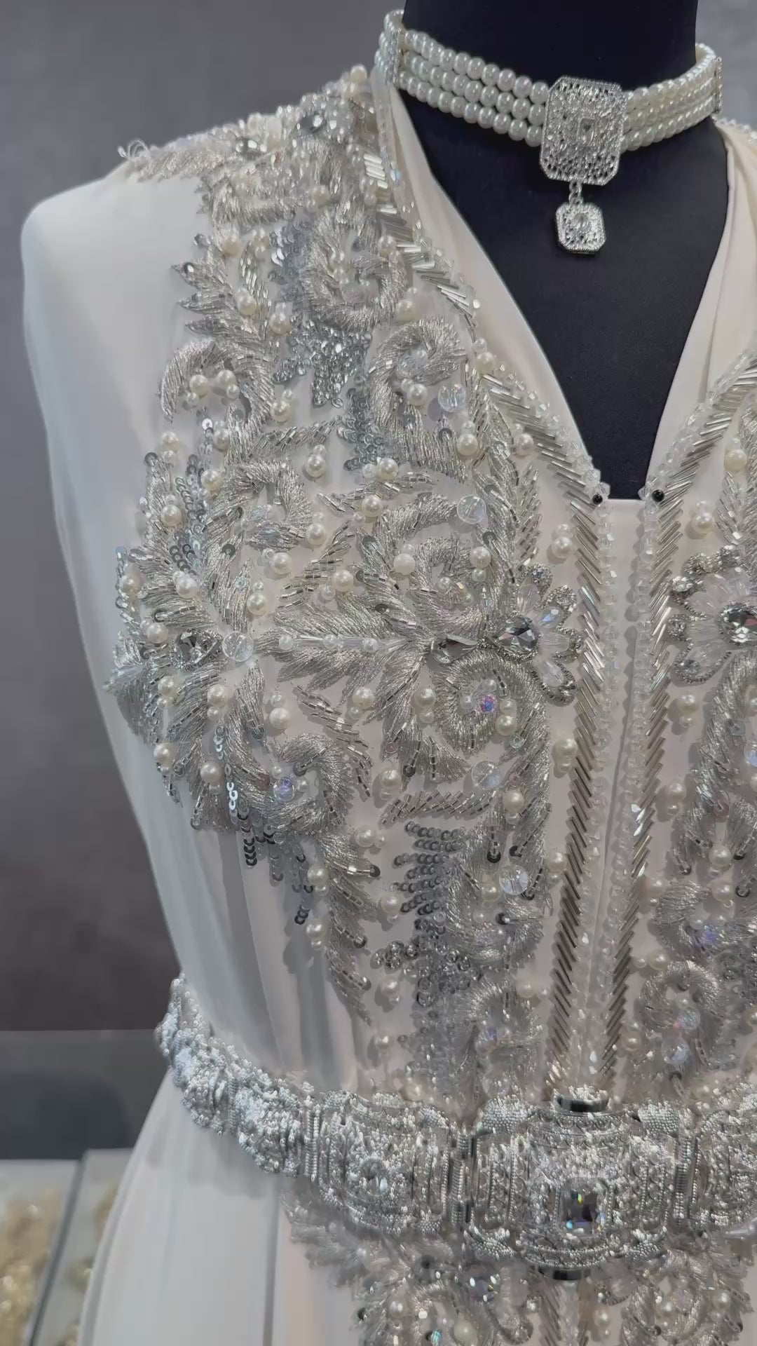 Creme takshita stof met zilveren bewerking