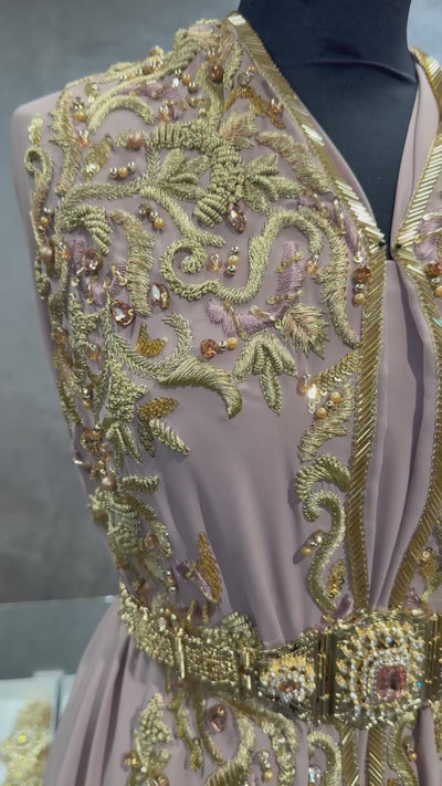 Video van blush nude soepel vallende crêpe stof met goud- en blush nude borduurwerk, parels en steentjes.