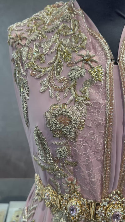 Oudroze crêpe caftan stof met kralen, stenen, goudborduursel en kanten applicaties.