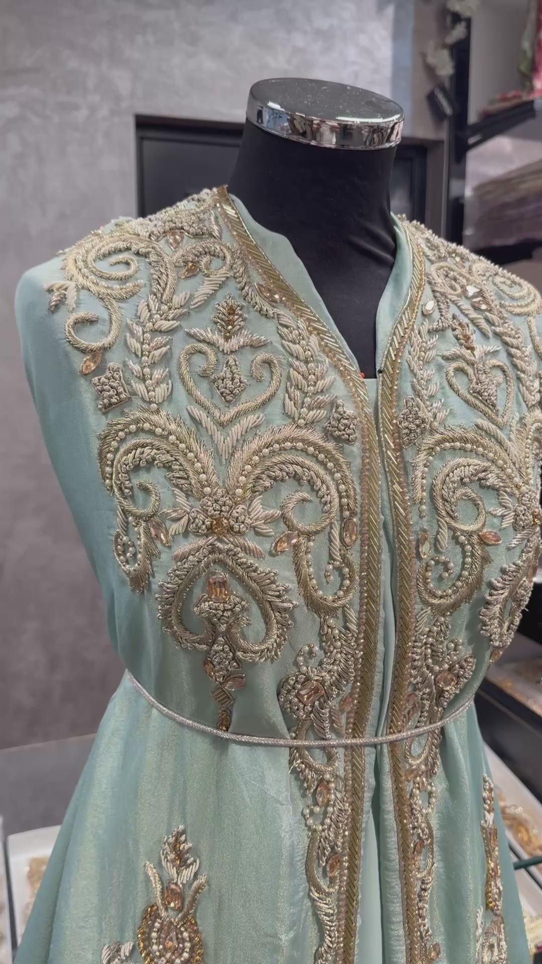 Zeegroene metallic organza takshita stof met gouden bewerking video