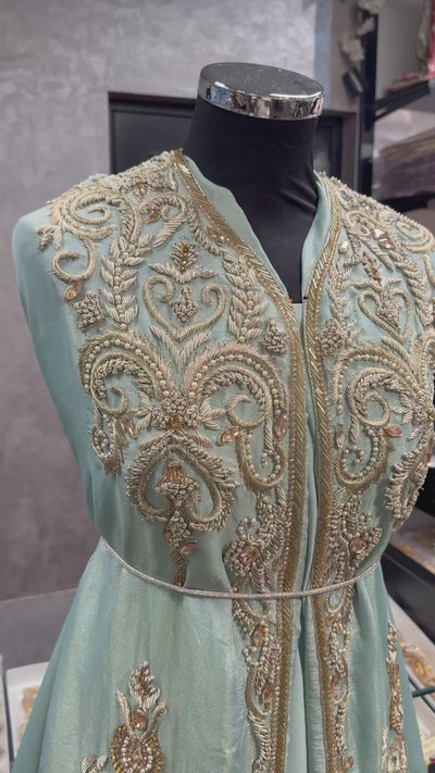 Zeegroene metallic organza takshita stof met gouden bewerking video