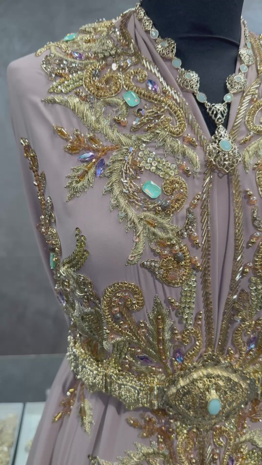 Video van blush nude takshita stof met gouden bewerking en blauwgroene opal stenen.