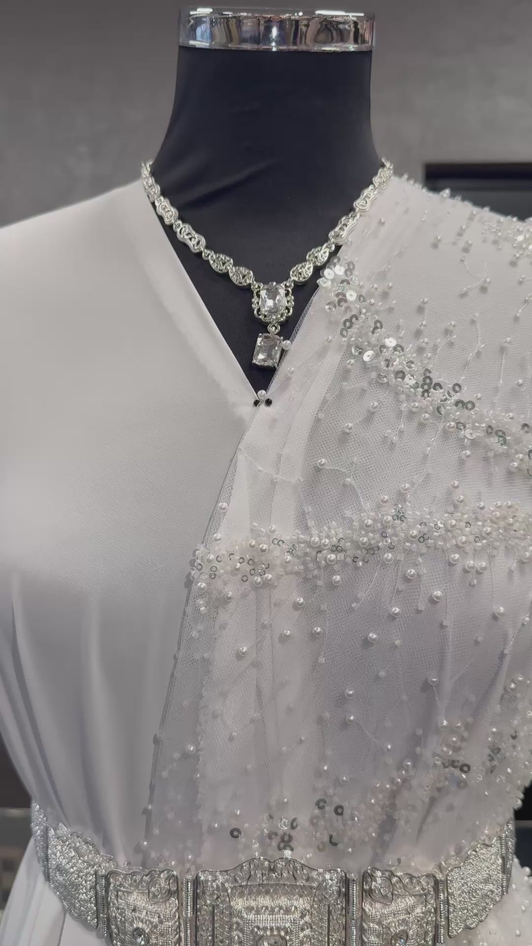 Kanten stof in de kleur wit met kralen en parels