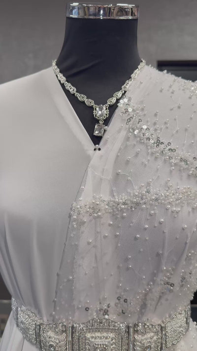 Kanten stof in de kleur wit met kralen en parels