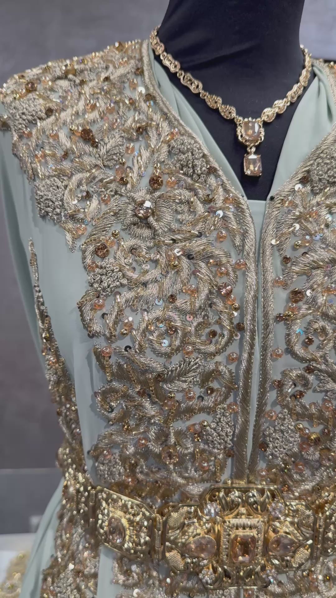 Video van mintgroene caftan of takshita stof met gouden borduursel, kraaltjes en steentjes
