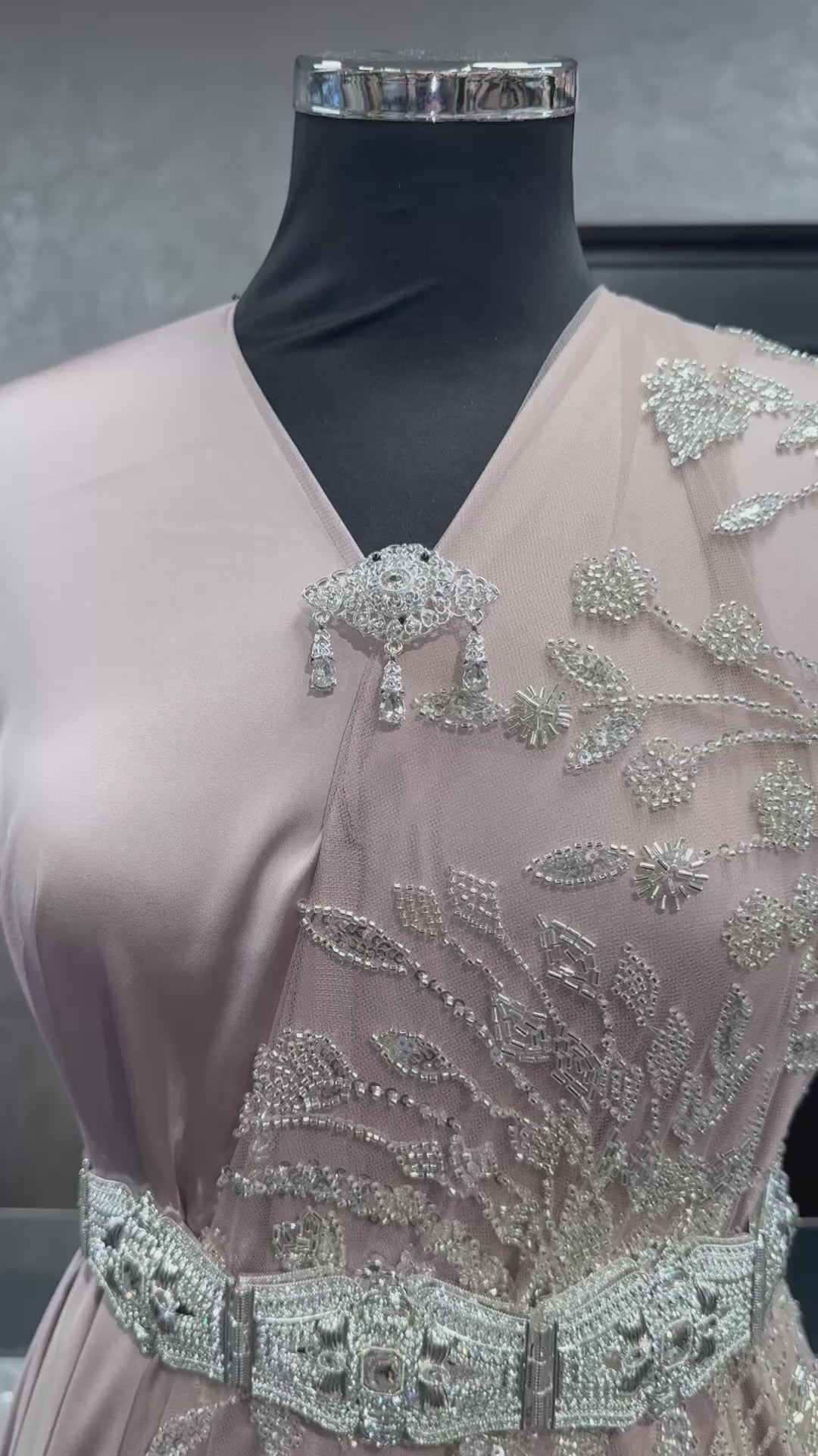 Taupe roze kantstof met bijpassende crêpe satijn onderstof.