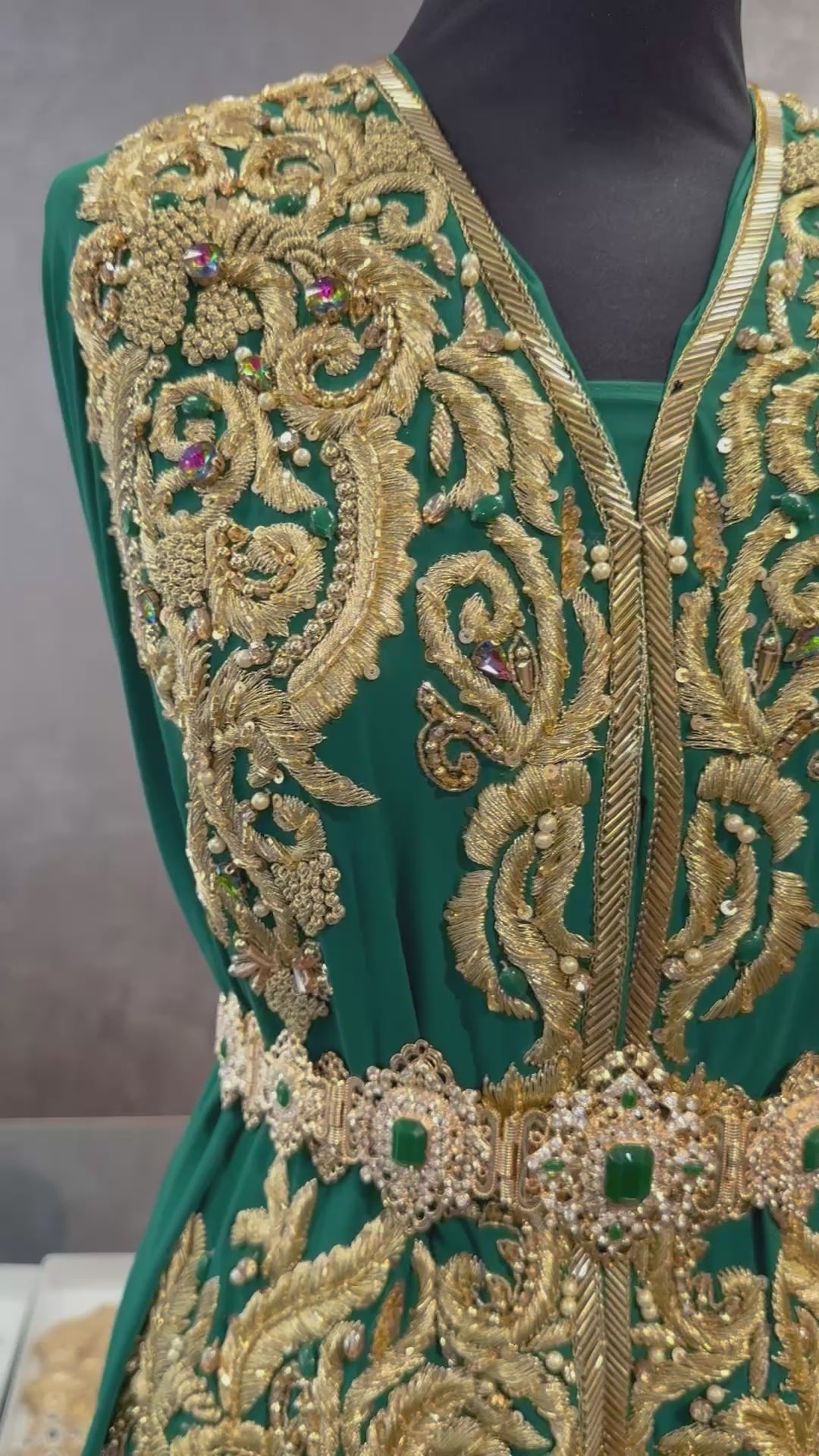 Donkergroene crêpe takshita stof met goud borduurwerk en gekleurde steentjes video