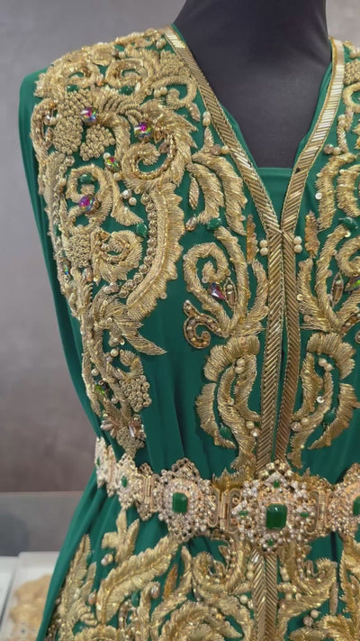 Donkergroene crêpe takshita stof met goud borduurwerk en gekleurde steentjes video