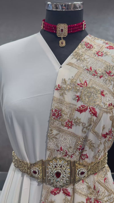 Crème sari stof met gouden en rode borduursels en gouden steentjes, ideaal voor caftan, takshita, dirac of xeftan.