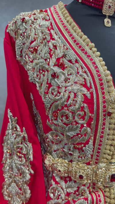 Kant-en-klare Marokkaanse takshita in het rood met gouden sfifa, perfect voor bruiloften en feestelijke gelegenheden.