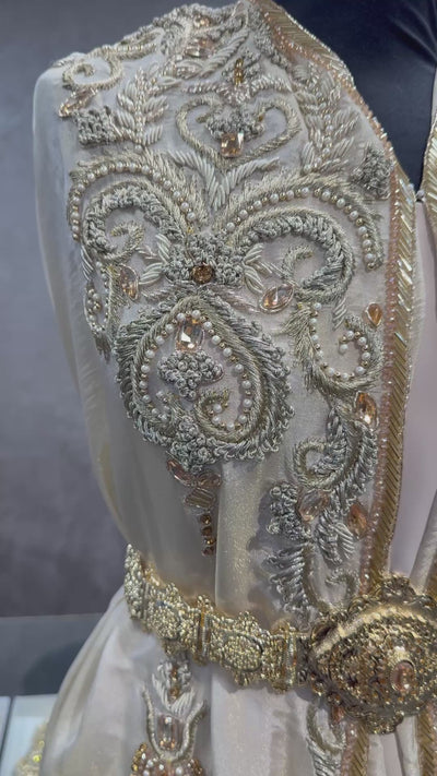 Video van goudbeige metallic organza takshita stof met gouden bewerking in beweging.