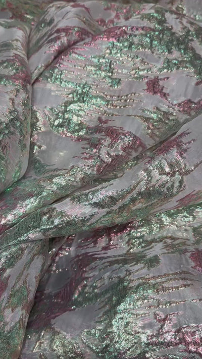 Elegante witte brokaat stof met groene en roze glansdetails. Perfect voor caftans, takshita’s en avondkleding.