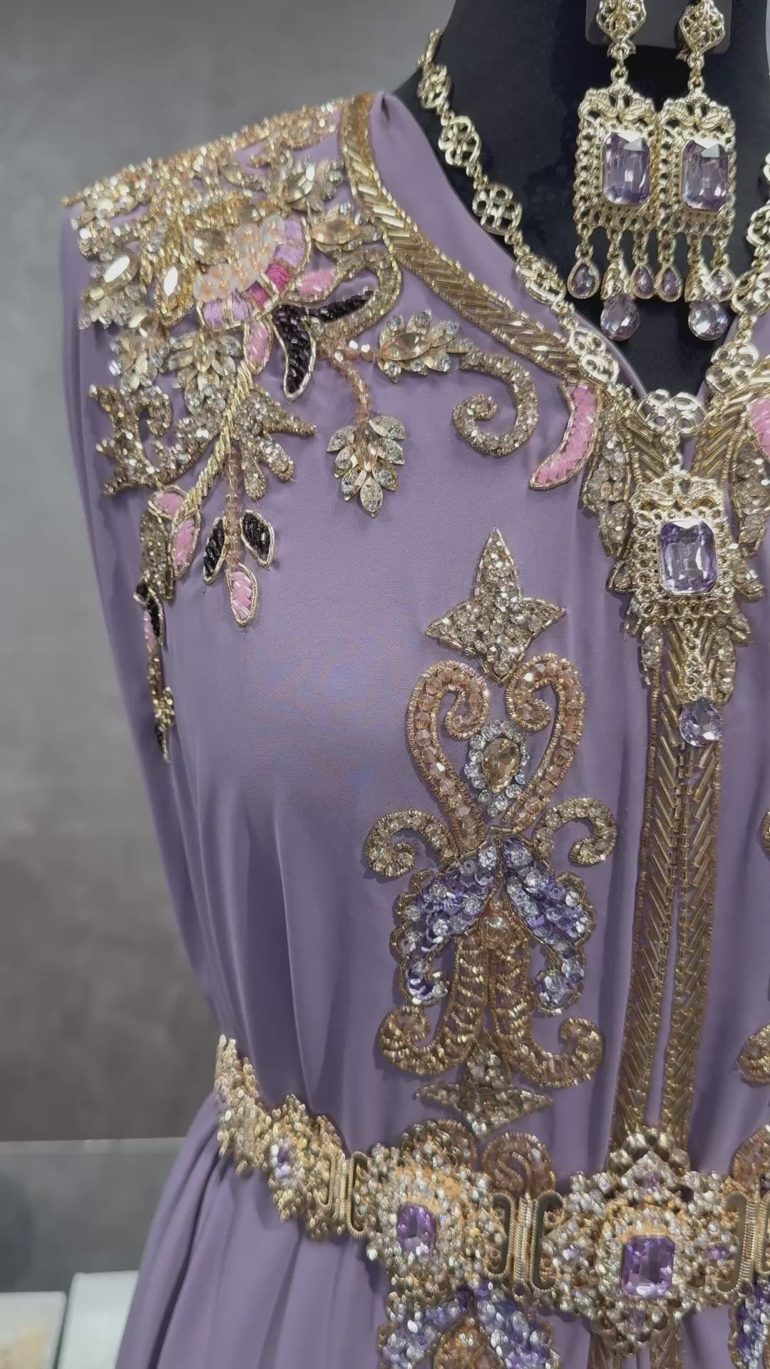 Paars caftan stof met gouden bewerking en bijpassende onderstof