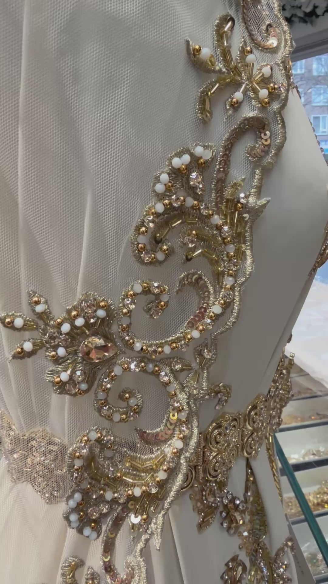 Video van crème bruidssluier van tule met gouden rand, borduursel, kralen en steentjes. Ovaal model, geschikt voor takshita of bruidsjurk.