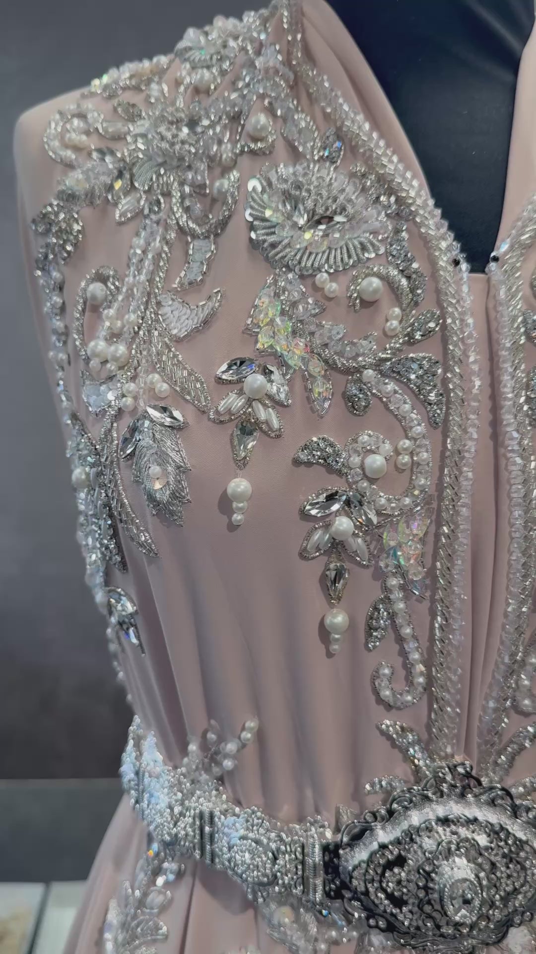 Video van soepelvallende wambeige crêpe takshita stof met zilveren bewerking en parels in beweging.