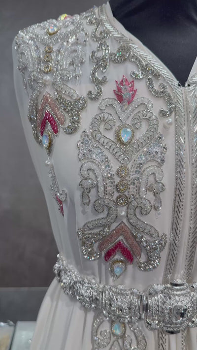 Crème caftan stof met zilveren bewerking, geschikt voor caftan of takshita