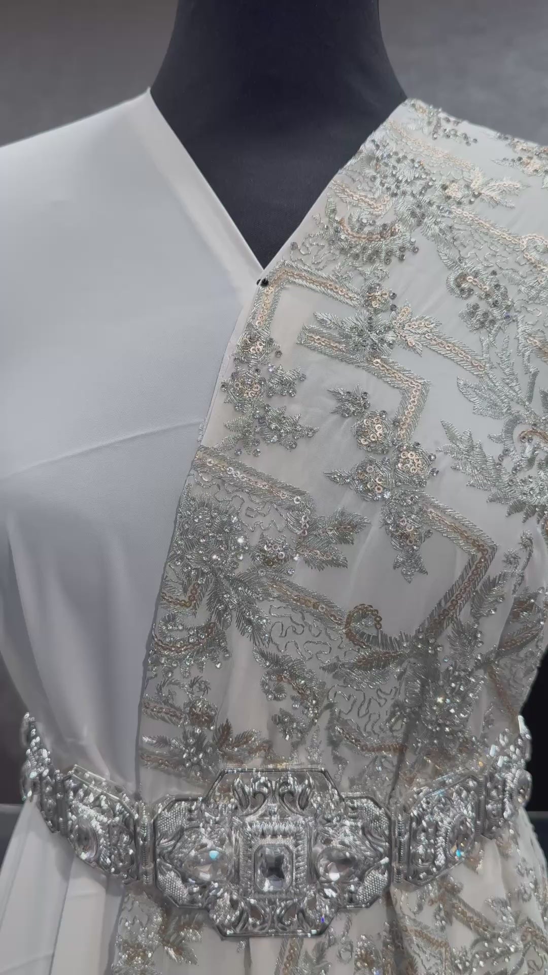 Crème sari stof met zilveren bewerking en zilverkleurige steentjes, geschikt voor caftan, takshita, dirac of xeftan.