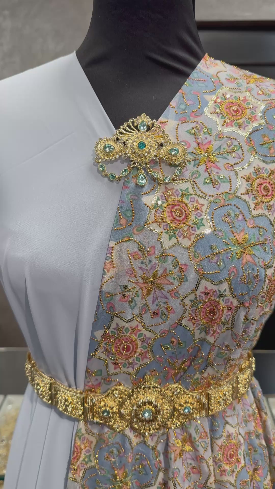 Luxe zeegroene sari stof met glinsterende gouden steentjes, perfect voor Marokkaanse takshita of caftan.